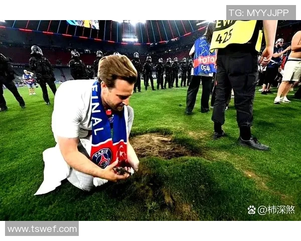 巴黎圣日耳曼主场遭球迷袭击,警方介入调查加强安保 巴黎圣日耳曼主场遭球迷袭击,警方介入调查加强安保